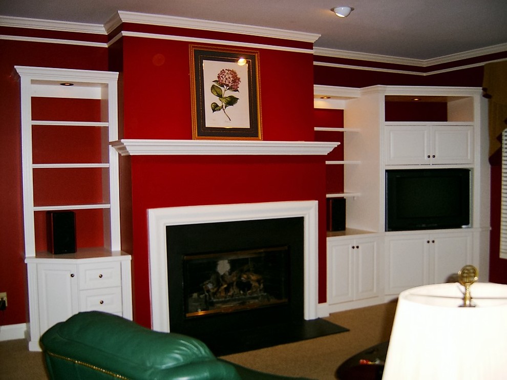Idee per un grande soggiorno minimalista aperto con pareti rosse, moquette, camino classico, cornice del camino in intonaco e parete attrezzata