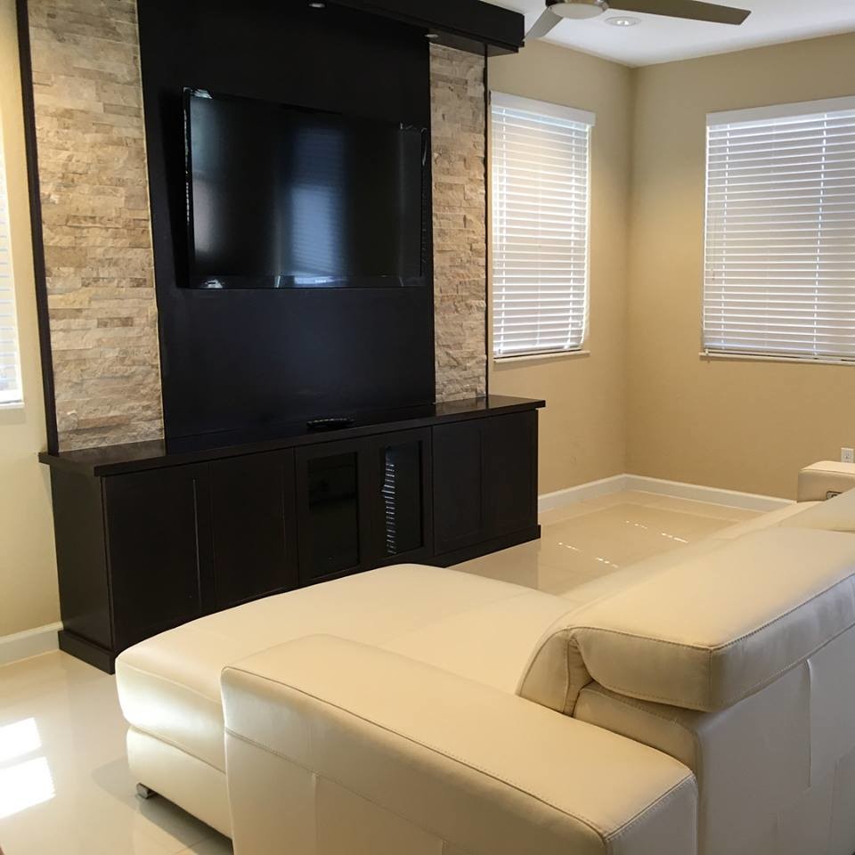Foto på ett litet funkis allrum med öppen planlösning, med beige väggar, klinkergolv i porslin, en väggmonterad TV och beiget golv