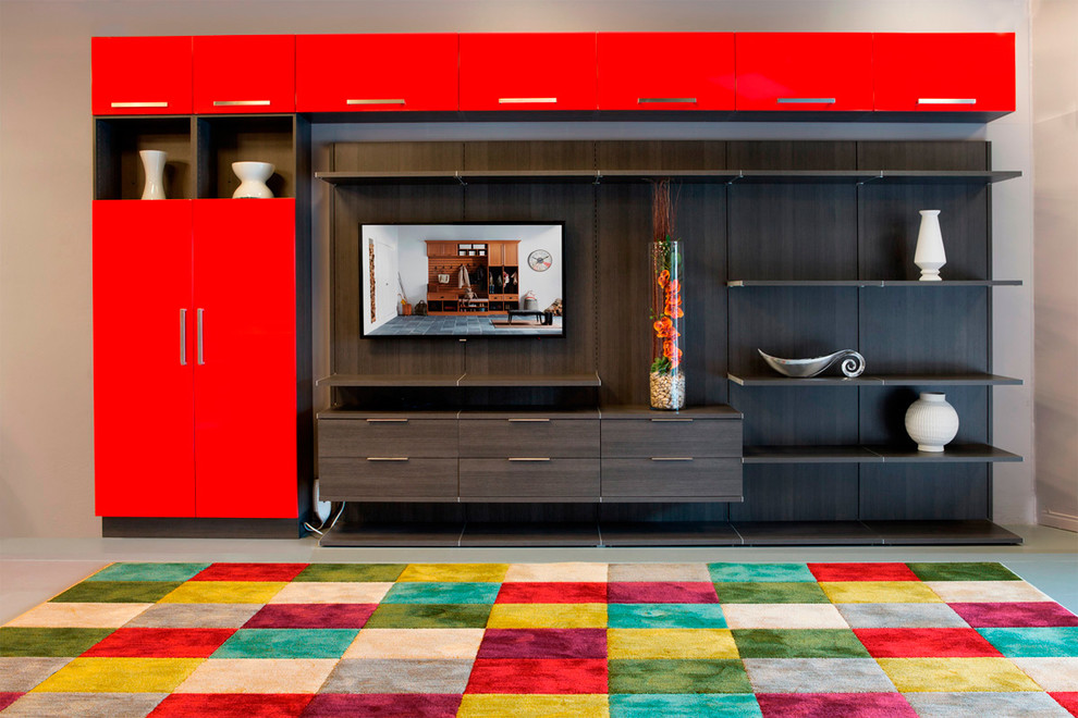 Mittelgroßes, Abgetrenntes Modernes Wohnzimmer ohne Kamin mit beiger Wandfarbe, Porzellan-Bodenfliesen und TV-Wand in Sonstige