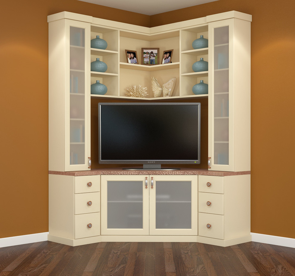 Diseño de salón abierto moderno de tamaño medio sin chimenea con paredes marrones, suelo de madera en tonos medios y televisor colgado en la pared