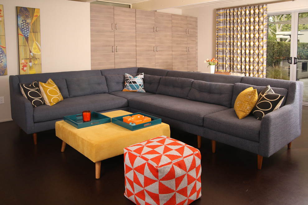 Foto di un piccolo soggiorno moderno chiuso con pareti beige, pavimento in sughero, TV a parete e pavimento marrone