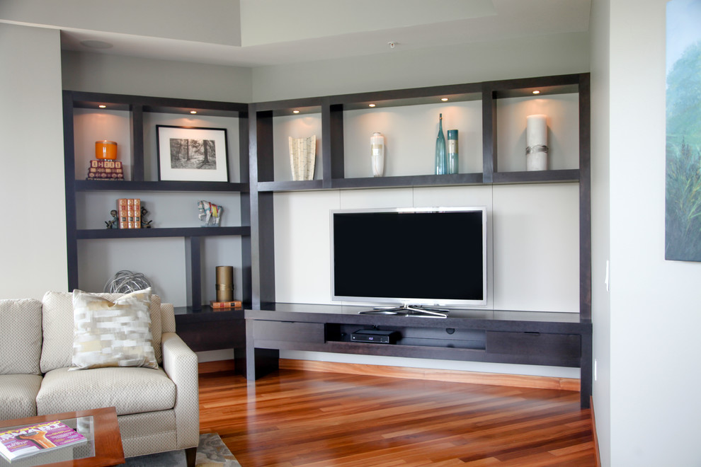Idée de décoration pour un salon minimaliste ouvert avec une cheminée standard, un manteau de cheminée en bois, un téléviseur encastré, un mur gris et parquet clair.
