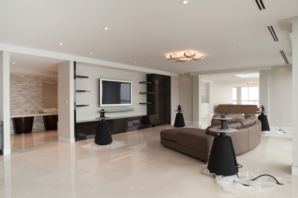 Großes, Offenes Modernes Wohnzimmer ohne Kamin mit grauer Wandfarbe, Keramikboden und TV-Wand in Toronto