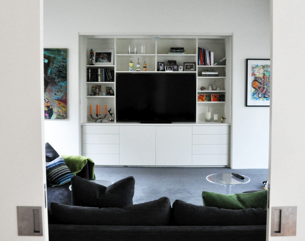 Réalisation d'un salon design de taille moyenne et ouvert avec un mur blanc, moquette et un téléviseur encastré.