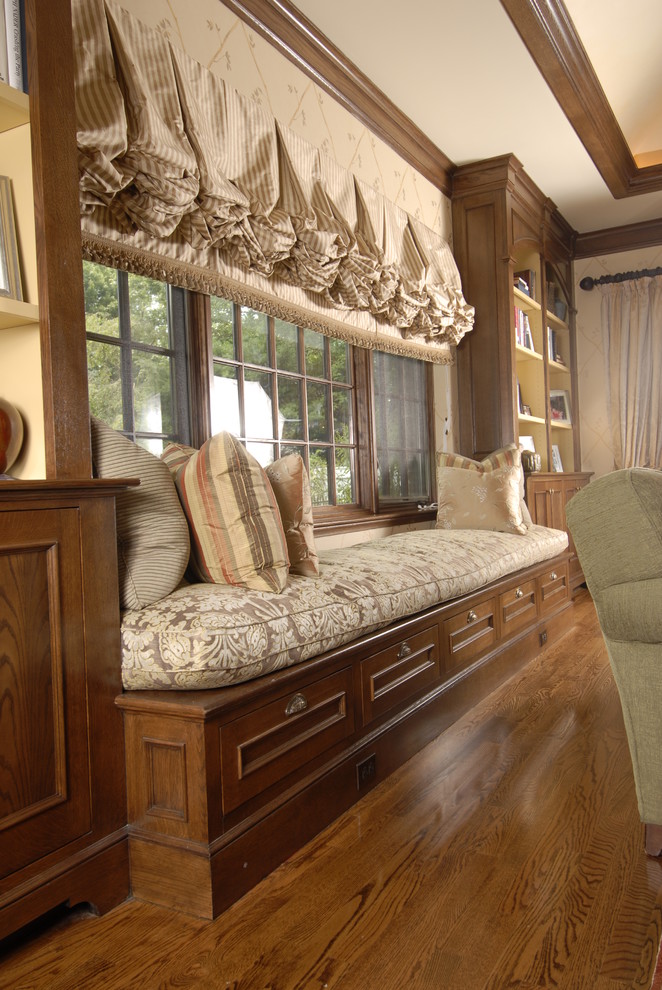 Esempio di un grande soggiorno tradizionale chiuso con sala formale, pareti beige, parquet scuro, camino ad angolo e cornice del camino in legno