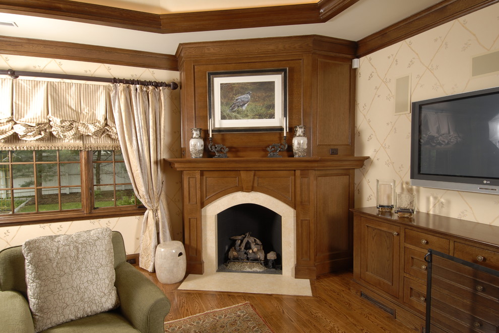 Источник вдохновения для домашнего уюта: большая парадная, изолированная гостиная комната в классическом стиле с угловым камином, фасадом камина из дерева и телевизором на стене