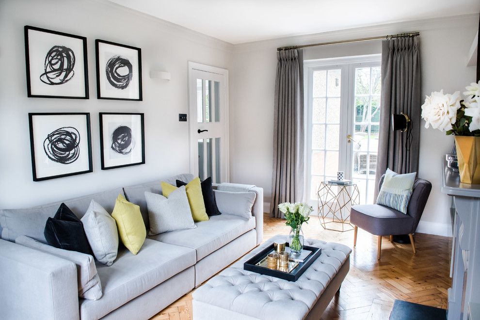Kleines, Abgetrenntes Klassisches Wohnzimmer mit grauer Wandfarbe, hellem Holzboden und beigem Boden in London