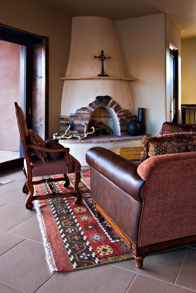 Imagen de salón abierto de estilo americano de tamaño medio con paredes beige, chimenea de esquina, marco de chimenea de piedra, suelo de baldosas de cerámica y suelo gris