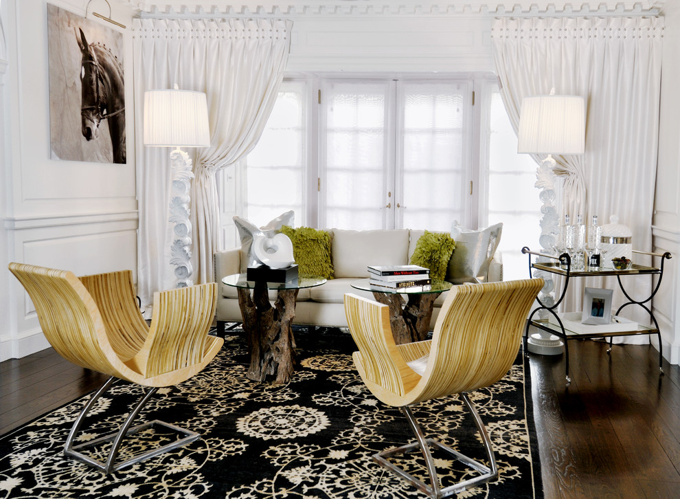 Idée de décoration pour un grand salon design ouvert avec un mur blanc, parquet foncé et éclairage.