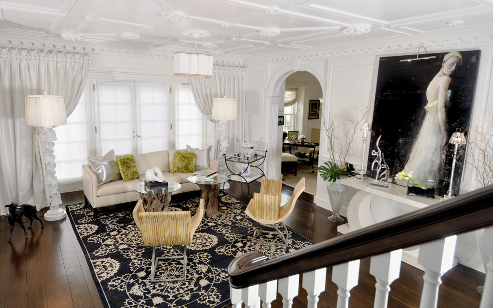 Cette photo montre un grand salon tendance avec un mur blanc et parquet foncé.