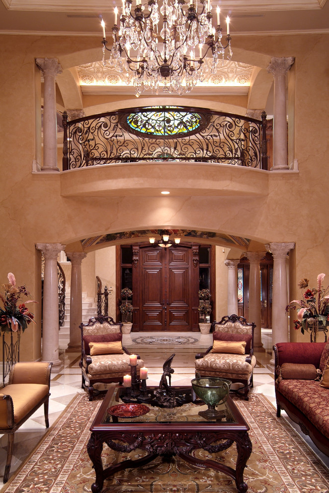 На фото: парадная гостиная комната в классическом стиле с бежевыми стенами