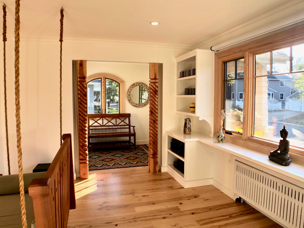 Idéer för stora vintage foajéer, med vita väggar, ljust trägolv, en enkeldörr, brunt golv och en grön dörr