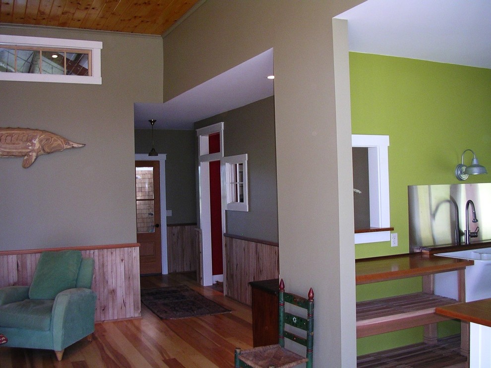 Aménagement d'un salon éclectique de taille moyenne et ouvert avec un mur gris, parquet clair et cheminée suspendue.
