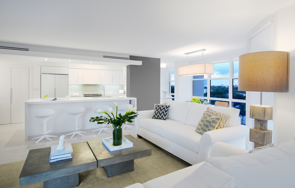 Стильный дизайн: двухуровневая гостиная комната среднего размера в современном стиле с белыми стенами и полом из керамогранита - последний тренд