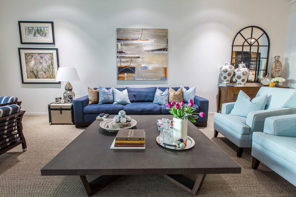 Источник вдохновения для домашнего уюта: открытая гостиная комната в стиле неоклассика (современная классика) с серыми стенами, ковровым покрытием и синим диваном