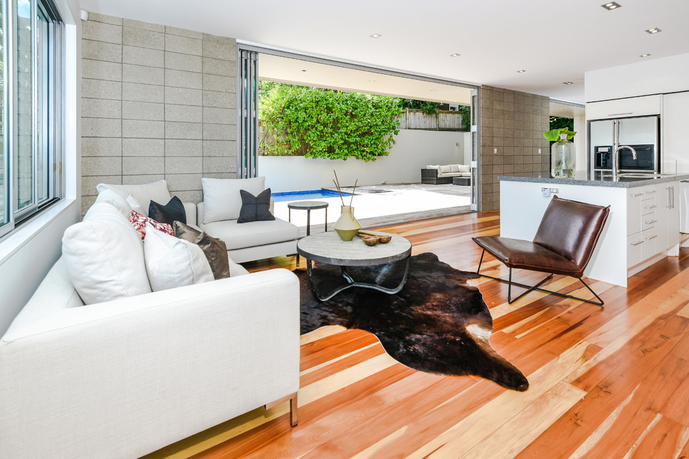 Großes, Offenes Modernes Wohnzimmer mit braunem Holzboden in Auckland