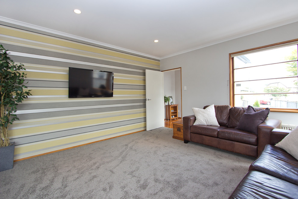 Пример оригинального дизайна: открытая гостиная комната среднего размера в стиле модернизм с серыми стенами, ковровым покрытием, телевизором на стене и обоями за телевизором без камина