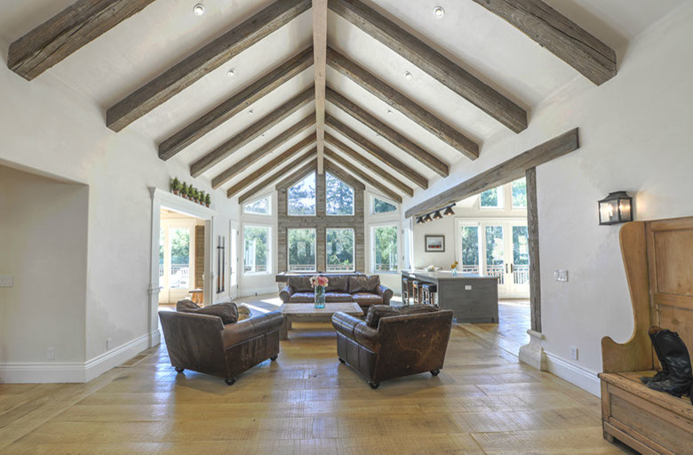 Großes, Offenes Landhaus Wohnzimmer ohne Kamin mit braunem Holzboden in San Francisco
