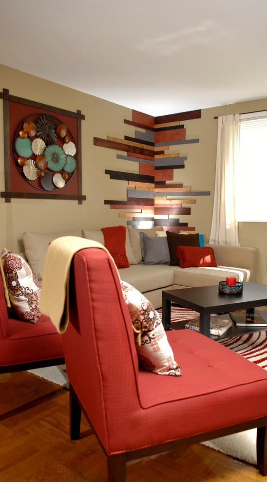 Immagine di un piccolo soggiorno contemporaneo aperto con pareti beige, pavimento in legno massello medio e TV autoportante