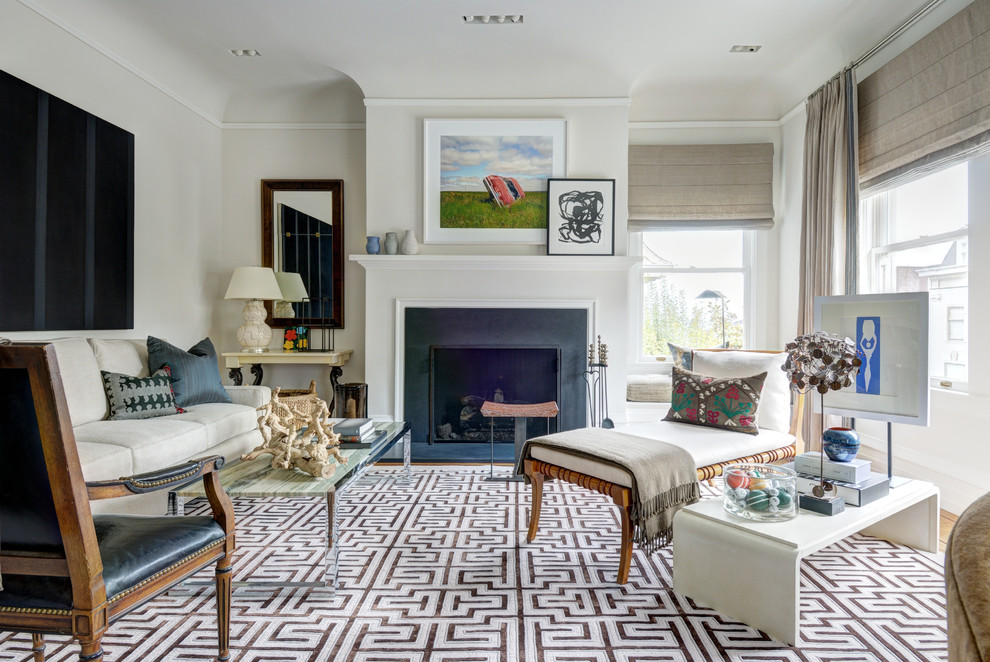 Klassisches Wohnzimmer mit weißer Wandfarbe, braunem Holzboden und Kamin in New York