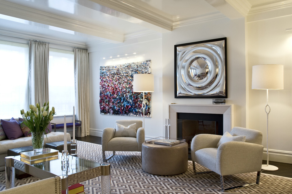 Foto di un soggiorno classico con sala formale, pareti beige, parquet scuro e camino classico