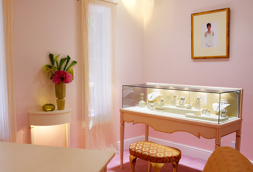 Mittelgroßes, Offenes Klassisches Wohnzimmer mit rosa Wandfarbe und Teppichboden in Los Angeles