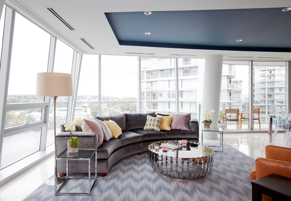 Großes, Offenes Modernes Wohnzimmer mit weißer Wandfarbe, Kalkstein, Kamin, Kaminumrandung aus Stein und TV-Wand in Vancouver