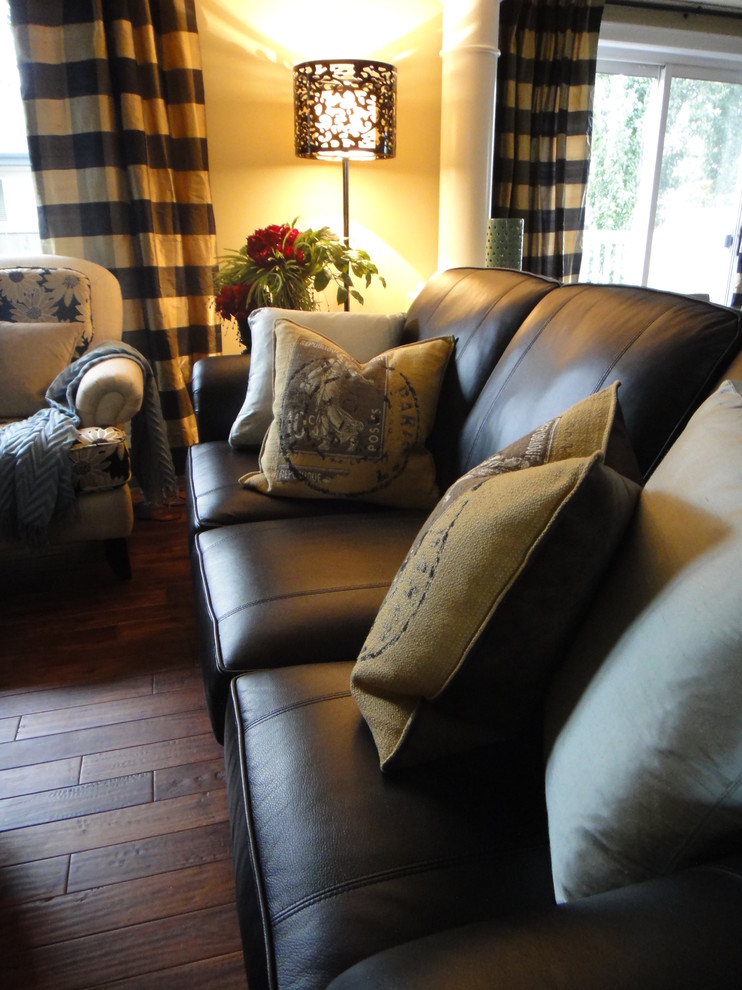 Ejemplo de salón abierto clásico de tamaño medio con paredes beige y suelo de madera oscura
