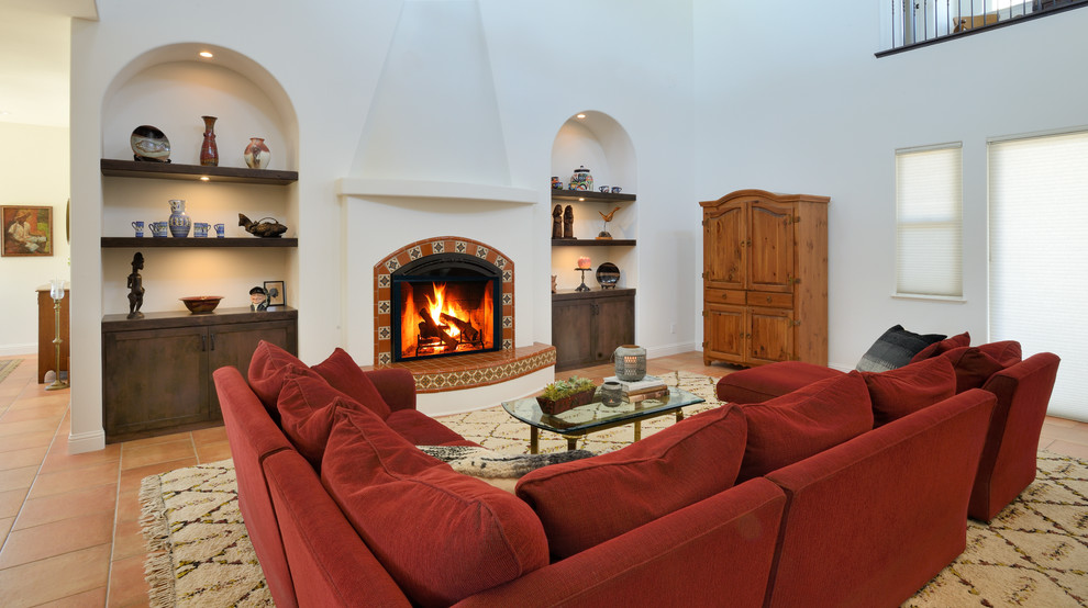 Стильный дизайн: гостиная комната в средиземноморском стиле с фасадом камина из плитки - последний тренд