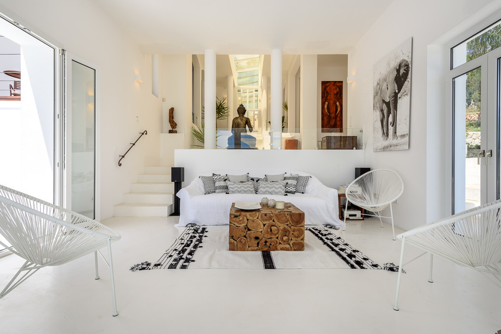 Foto de salón para visitas abierto mediterráneo de tamaño medio con paredes blancas y suelo blanco