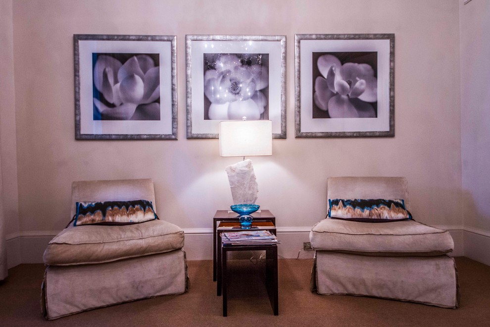 Immagine di un soggiorno chic chiuso con sala formale, pareti viola, parquet chiaro, camino classico e cornice del camino in mattoni