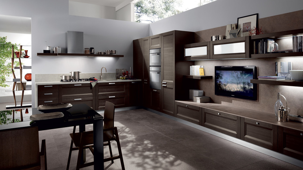 Inspiration för ett mellanstort funkis loftrum, med grå väggar, klinkergolv i keramik och en väggmonterad TV