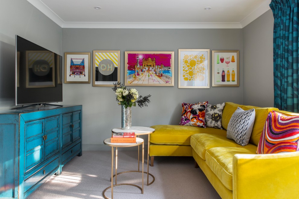 На фото: гостиная комната в стиле неоклассика (современная классика) с серыми стенами, ковровым покрытием, отдельно стоящим телевизором и бежевым полом с