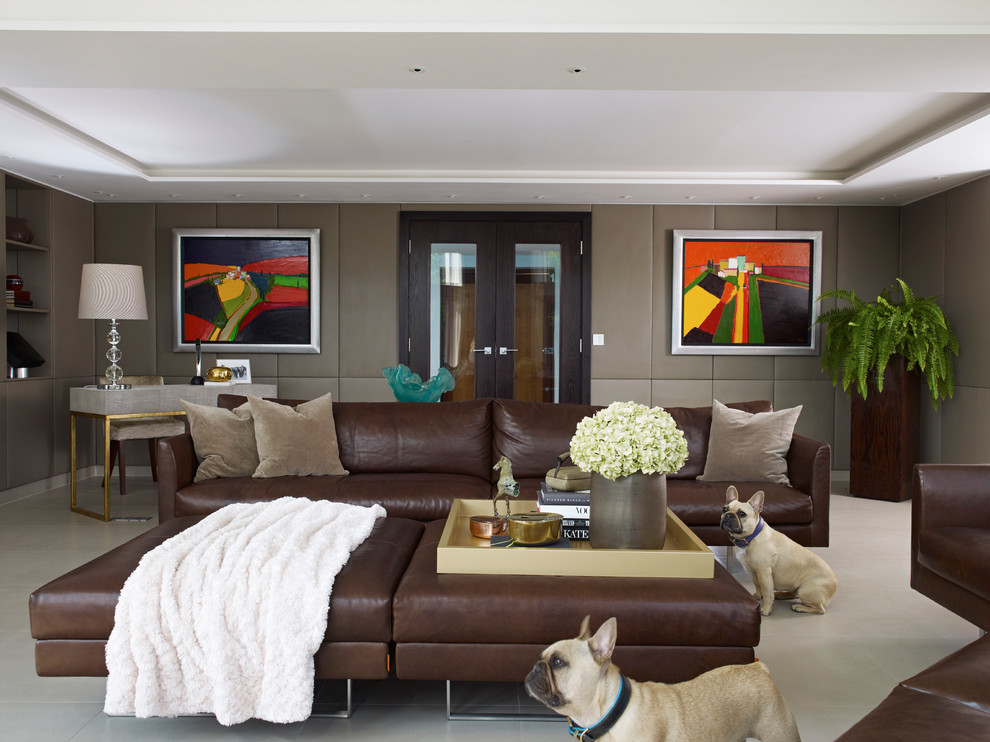 На фото: парадная гостиная комната в современном стиле с серыми стенами и коричневым диваном