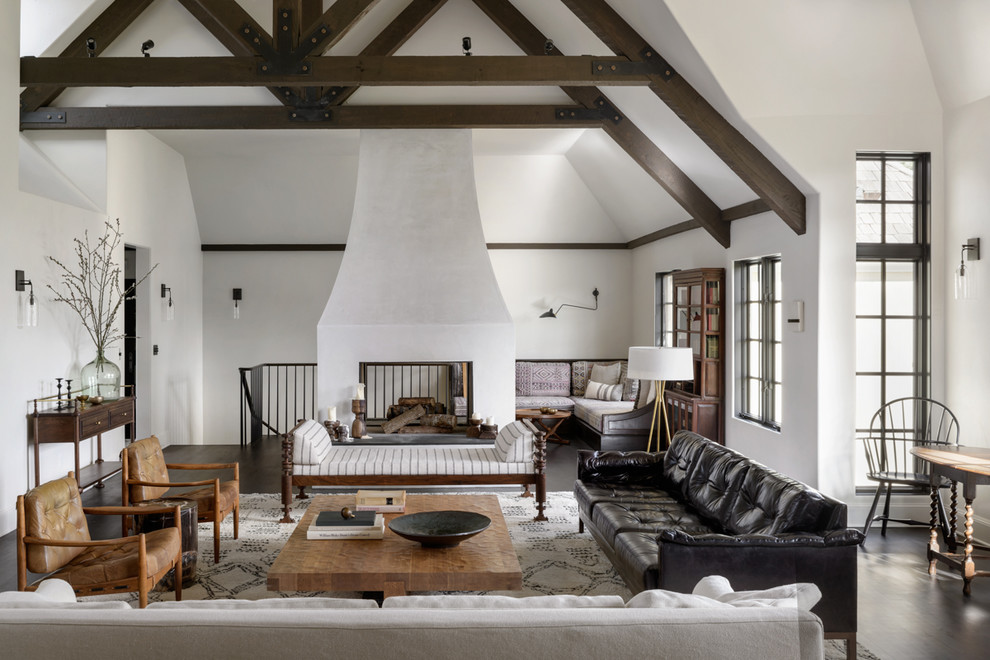Offenes Mediterranes Wohnzimmer mit weißer Wandfarbe, dunklem Holzboden, Tunnelkamin und braunem Boden in Portland
