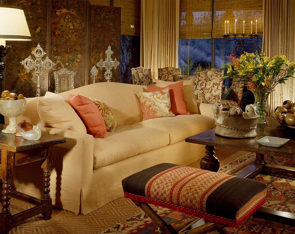 Immagine di un grande soggiorno stile americano chiuso con sala formale, pareti beige, moquette, nessun camino e nessuna TV