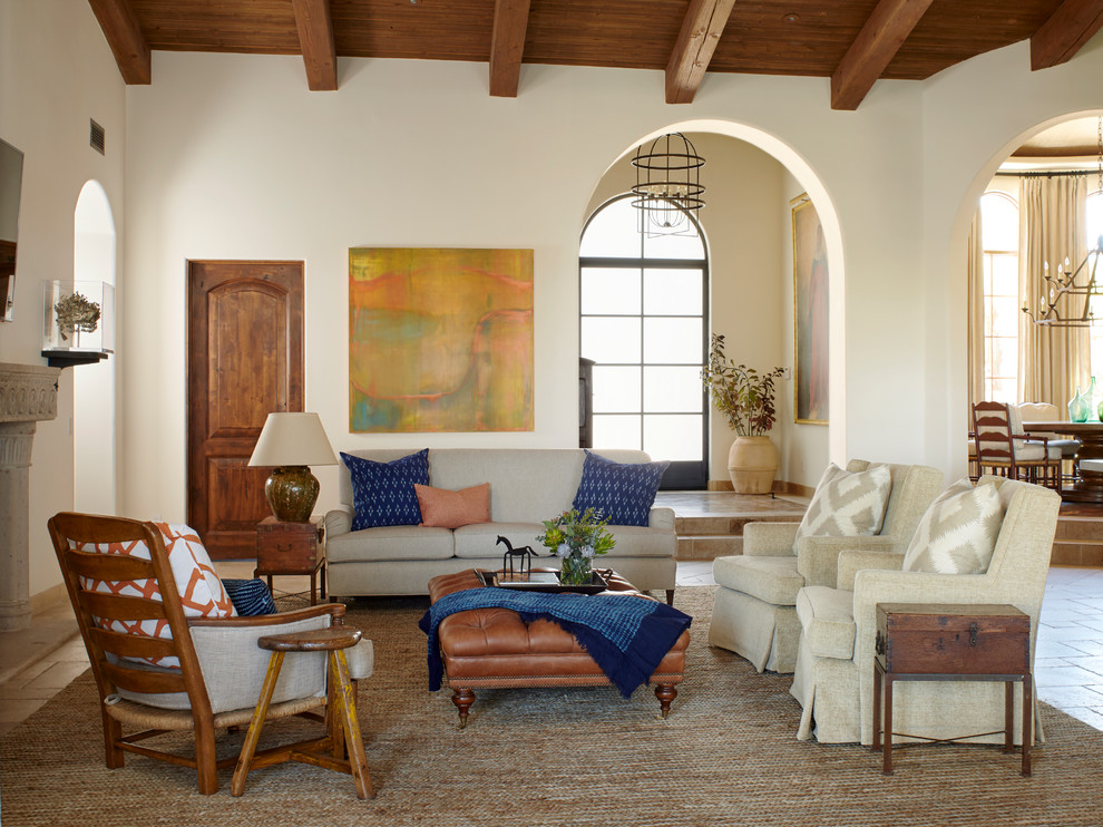 Foto di un soggiorno stile americano con pareti bianche, camino classico, TV a parete e pavimento beige