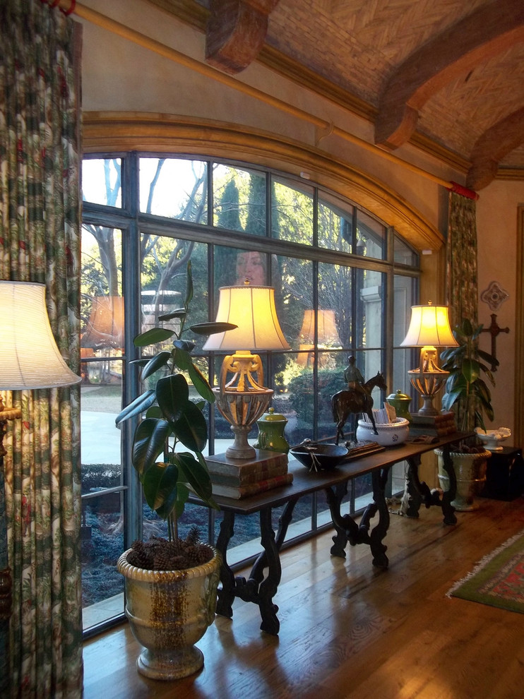 Foto di un grande soggiorno vittoriano aperto con sala formale, pareti beige, parquet scuro, nessun camino, nessuna TV e pavimento marrone