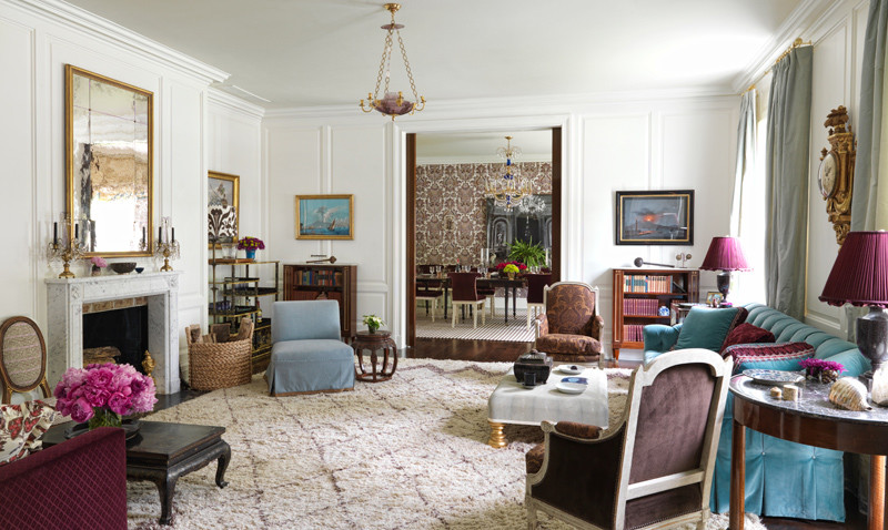 Großes, Repräsentatives, Abgetrenntes Klassisches Wohnzimmer mit weißer Wandfarbe, braunem Holzboden, Kamin und Kaminumrandung aus Stein in Cincinnati