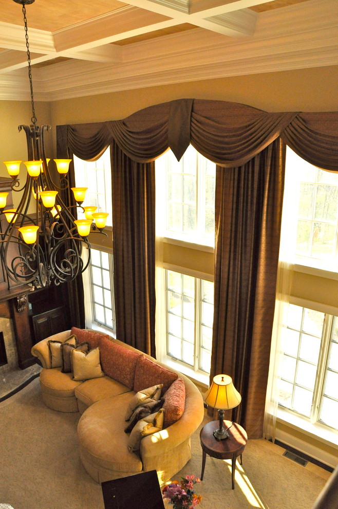На фото: большая парадная, открытая гостиная комната в классическом стиле с бежевыми стенами и ковровым покрытием