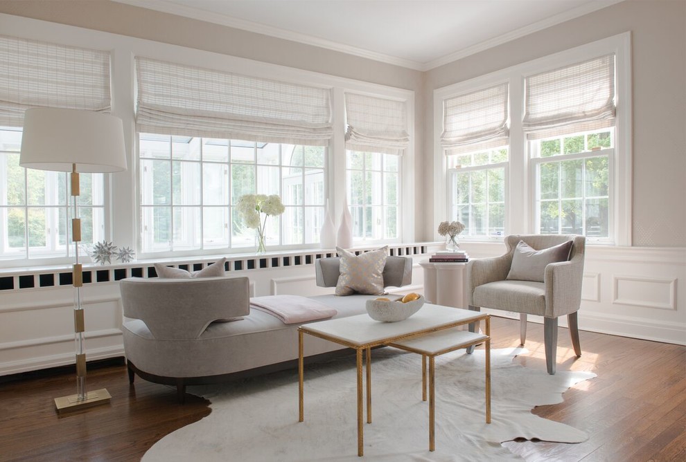 Imagen de salón abierto clásico renovado de tamaño medio sin televisor con paredes beige y suelo de madera en tonos medios