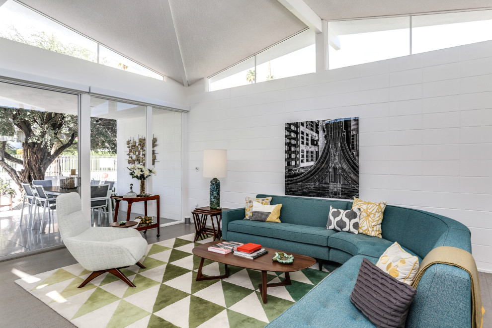 Immagine di un grande soggiorno minimalista aperto con sala formale, pareti bianche, nessuna TV e pavimento grigio