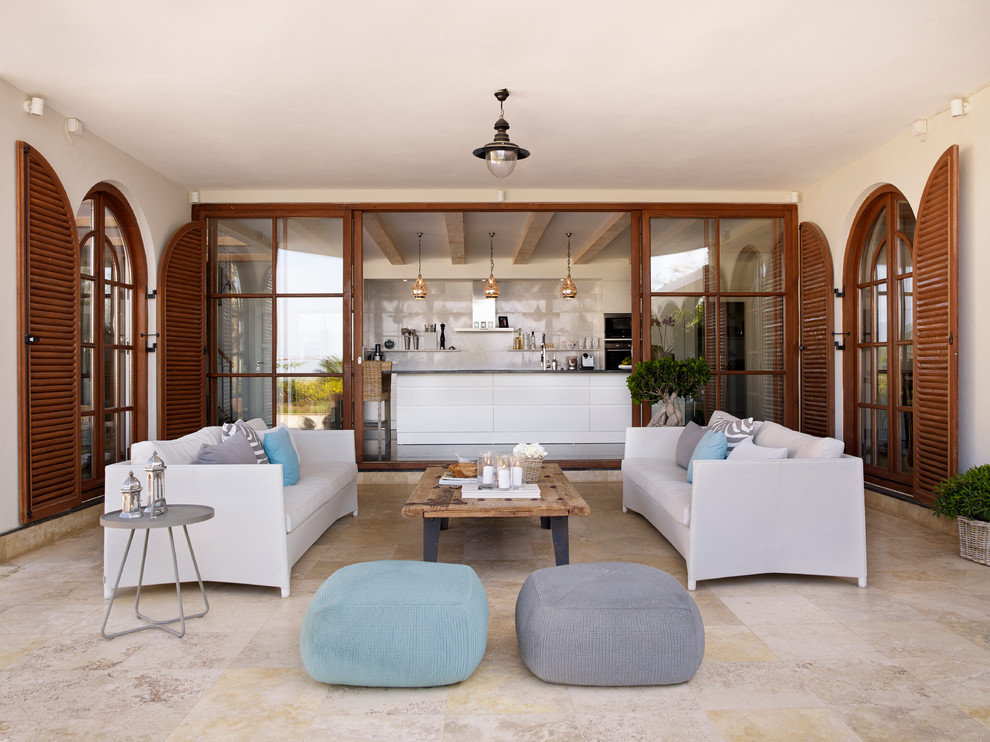 Свежая идея для дизайна: парадная, открытая гостиная комната среднего размера в средиземноморском стиле с белыми стенами и полом из керамической плитки - отличное фото интерьера