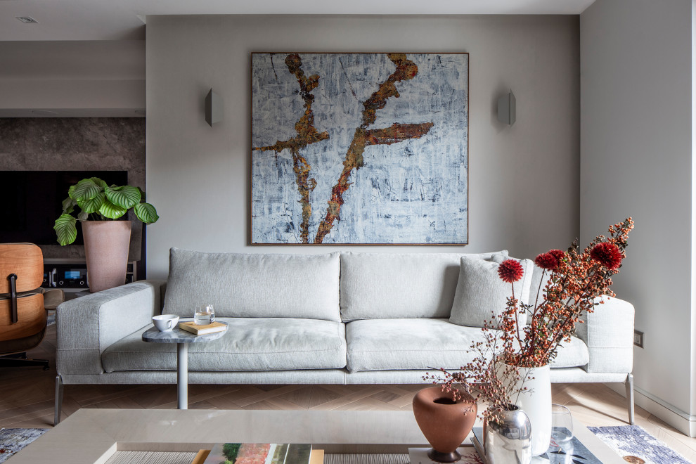 Esempio di un soggiorno contemporaneo aperto con pareti marroni, parquet chiaro e pavimento beige