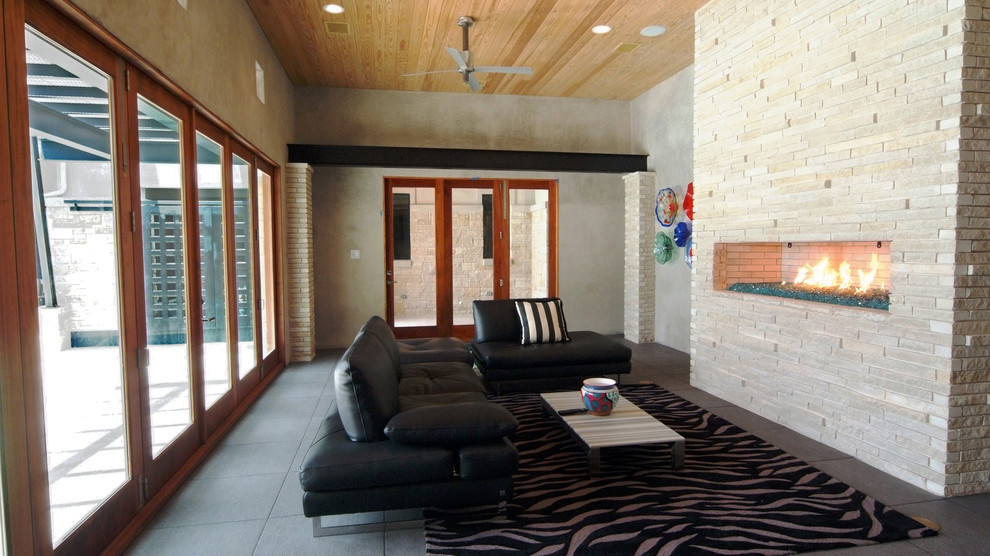 Idee per un grande soggiorno minimalista aperto con sala formale, pareti bianche, pavimento con piastrelle in ceramica, camino lineare Ribbon, cornice del camino in mattoni e TV a parete