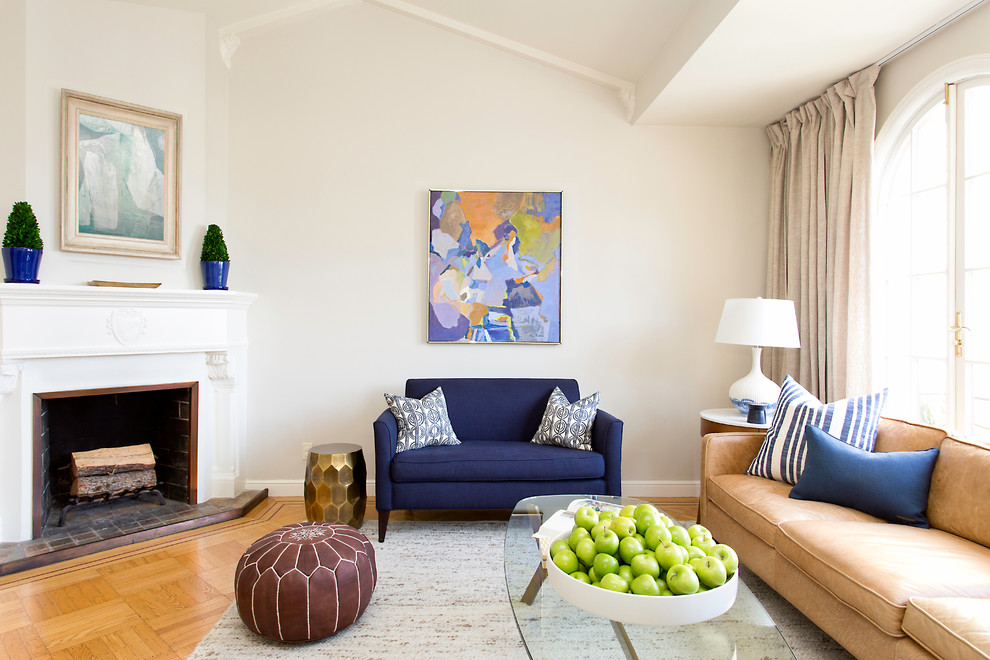 Großes, Repräsentatives, Fernseherloses, Offenes Klassisches Wohnzimmer ohne Kamin mit beiger Wandfarbe und hellem Holzboden in San Francisco