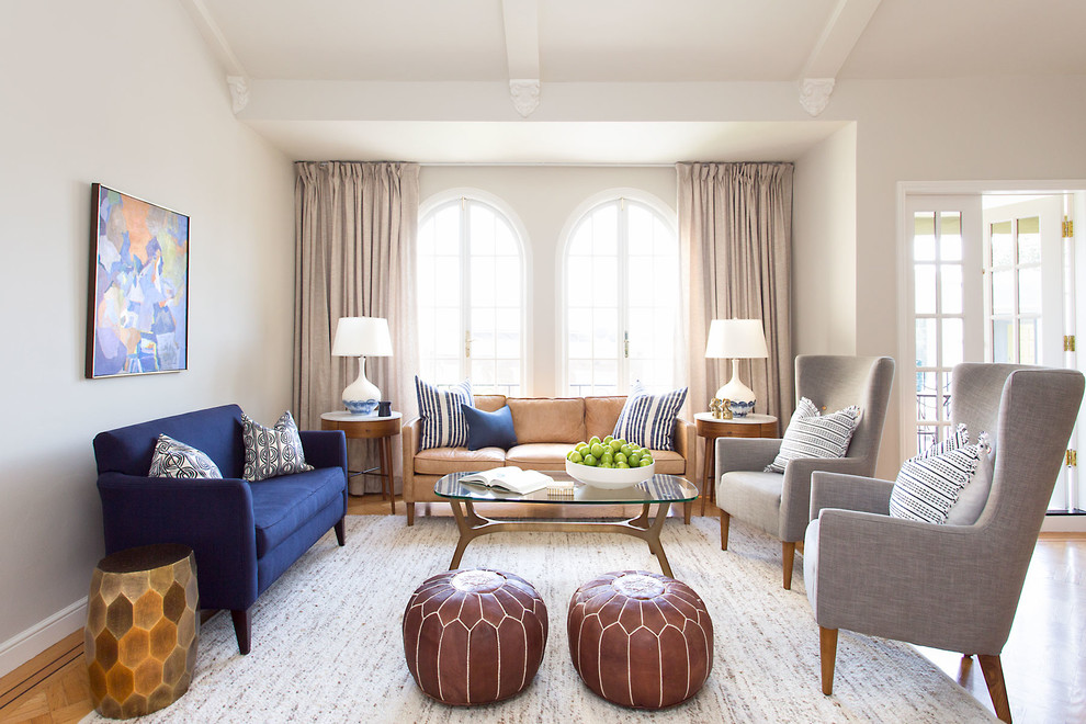 Repräsentatives, Offenes, Großes, Fernseherloses Klassisches Wohnzimmer ohne Kamin mit hellem Holzboden und beiger Wandfarbe in San Francisco