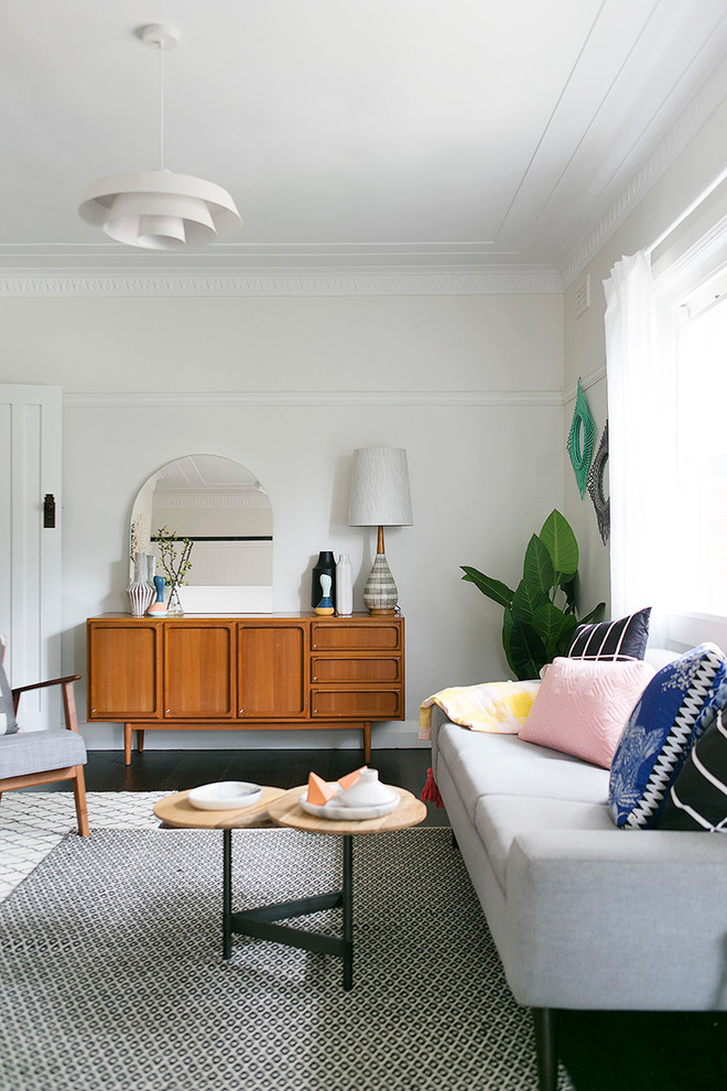 Großes, Fernseherloses, Abgetrenntes Skandinavisches Wohnzimmer mit weißer Wandfarbe und dunklem Holzboden in Sydney