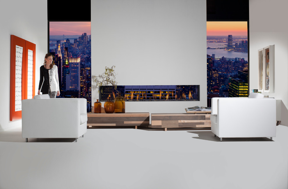 Cette image montre un grand salon minimaliste avec un mur blanc, une cheminée ribbon et un sol blanc.