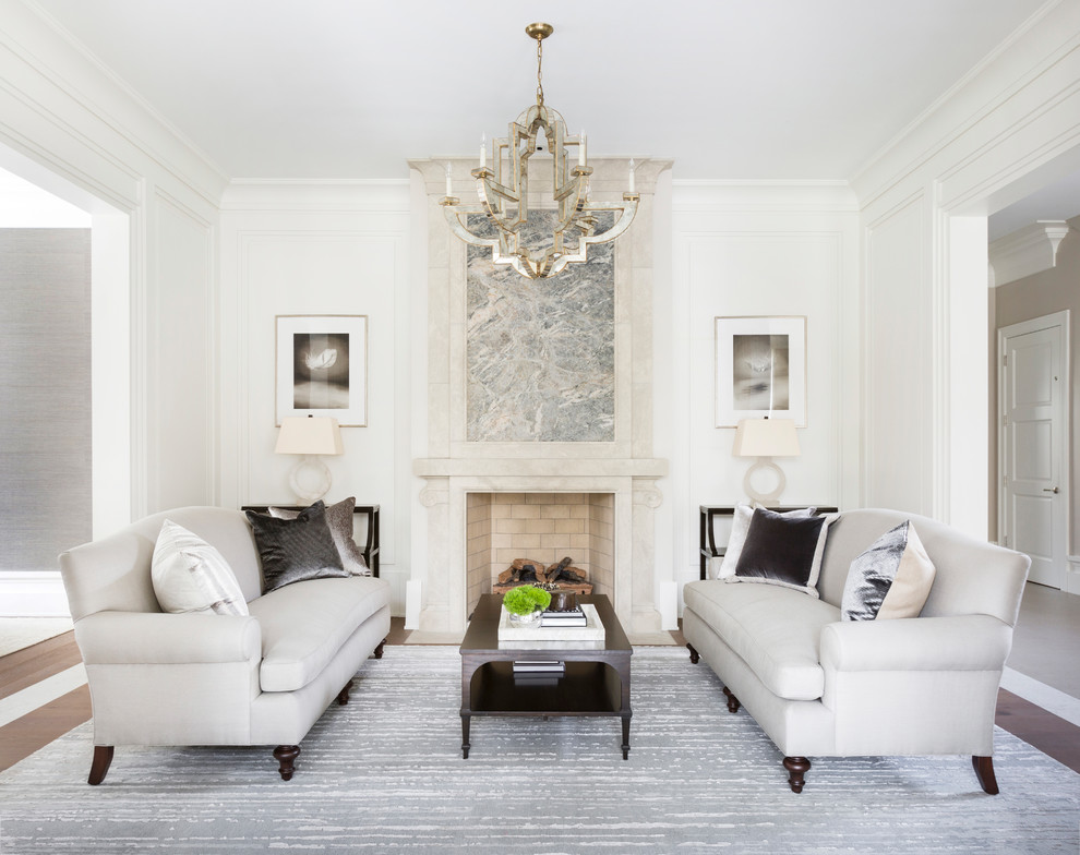 Источник вдохновения для домашнего уюта: парадная гостиная комната в классическом стиле с белыми стенами, светлым паркетным полом и стандартным камином